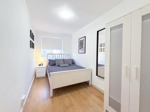 Ferndale House | Brixton Galadriel Room with Shared Bathroom