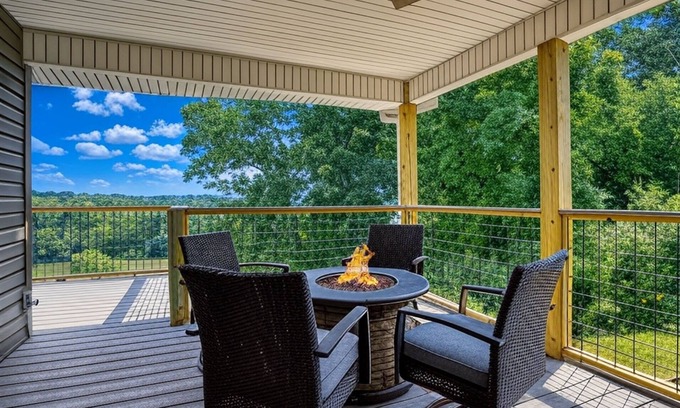 Kodak House | Broadview, River, Golf Course, Games, free Attraction Tickets!