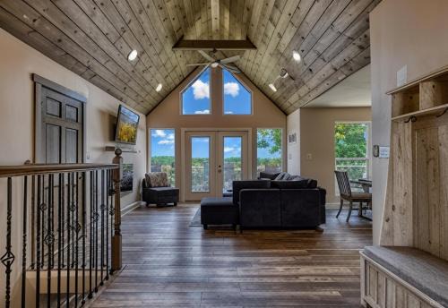 Kodak House | Broadview, River, Golf Course, Games, free Attraction Tickets, Hot Tub, WIFI!