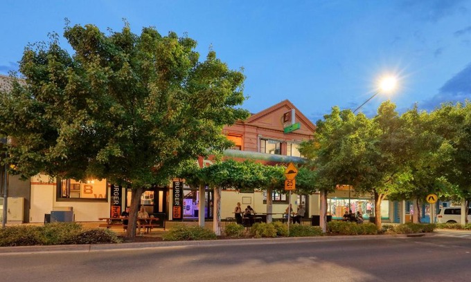 Parkes Hotel | Broadway Hotel