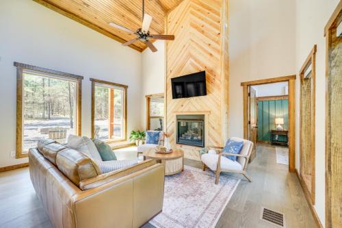 Broken Bow House | Broken Bow Cabin about 5 Mi to State Park with Hot Tub!