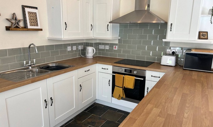 Bromyard Apartment | Bromyard-apartment-2br-parking-5mintocitycenter