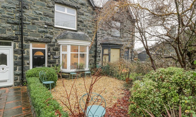 Llanbedr Cottage | BRONWEN HOUSE, pet friendly, character holiday cottage in Llanbedr