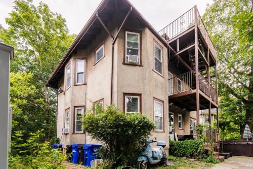 High Street Hill Apartment | Brookline 3BR Wi-Fi Grill Parking Near T