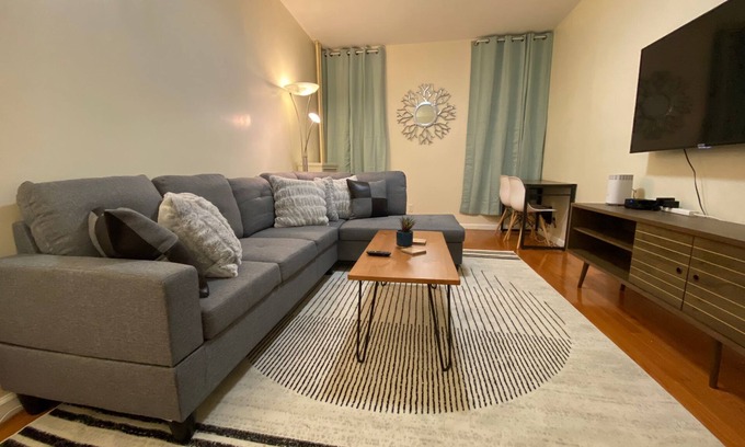 Borough Park Apartment | Brooklyn 2 Bedroom - 30 mins to Manhattan! Easy access to train!