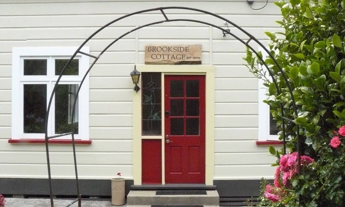 Dunedin Cottage | Brookside cottage is a charming, cosy, cottage