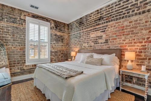 Historic District - North Apartment | Broughton Street Bungalow - Steps to Everything