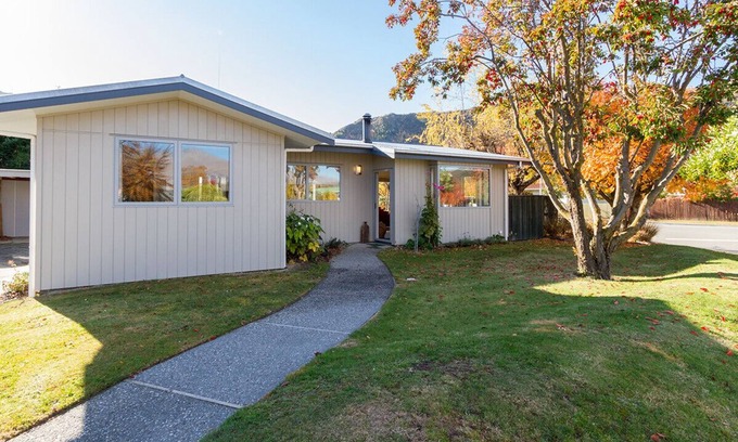 Arrowtown Cottage | Brow Peak View - Arrowtown Holiday Home