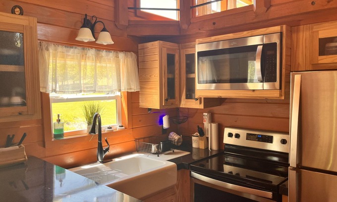 Flat Rock Cabin | Brown Bear Cabin~Jacuzzi~Romance & UTV Add Ons