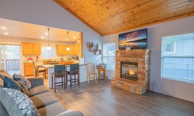 Sugarloaf House | Brown Bear Lodge - Cozy mountain home situated within the quiet and ideal Sugarloaf neighborhood