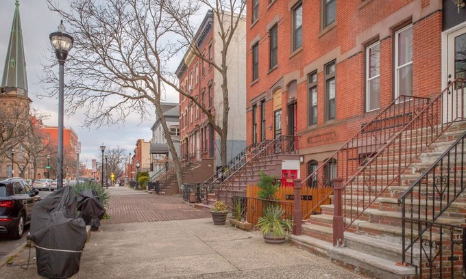 Jersey City Apartment | Brownstone duplex with hot tub and koi pond 20 mins drive from NYC