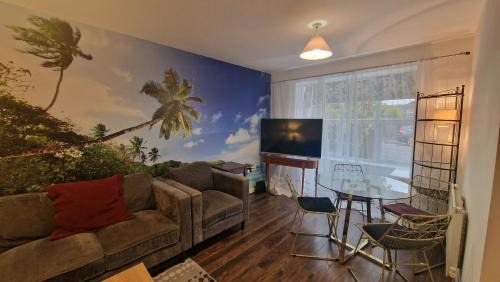 Birmingham House | BrumStay - 4 Bedrooms TownHouse sleeps 6 with Driveway Parking and Garden