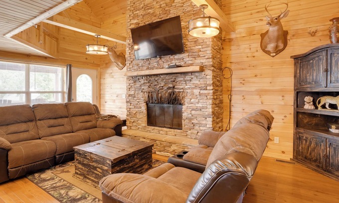 Bryant Cabin | Bryant Cabin Rental: Mountain View & Hot Tub!