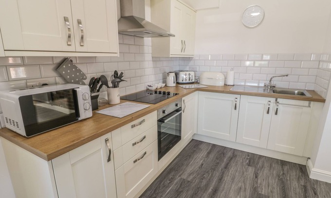 Dinas Cottage | BRYN BETHEL, family friendly, with open fire in Bontnewydd, Gwynedd