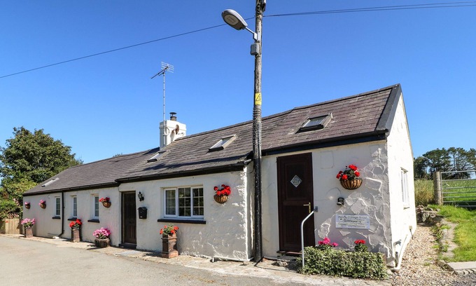Edern Cottage | BRYN CYTUN COTTAGE, pet friendly, with open fire in Morfa Nefyn