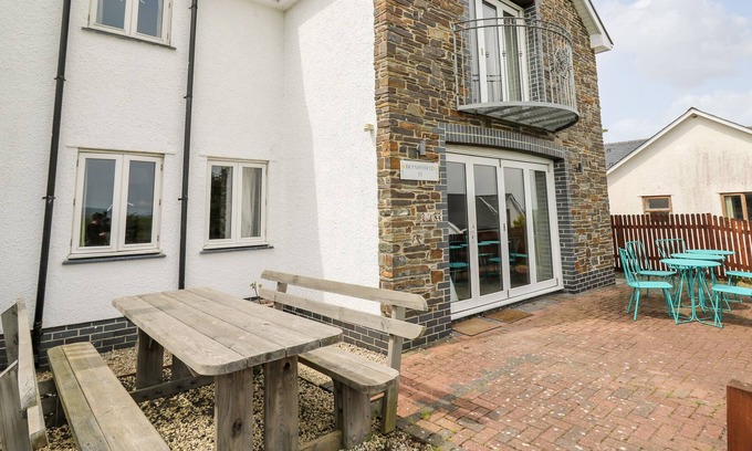 Aberystwyth Cottage | BRYNHYFRYD, pet friendly, with pool in Aberystwyth