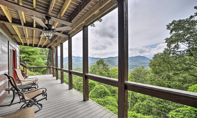 Bryson City House | Bryson City Cabin with Hot Tub about 10 Mi to Dtwn!
