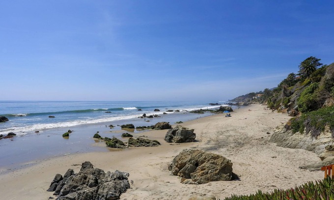 Western Malibu House | Bu Locals Beach House - Walk to the beach!