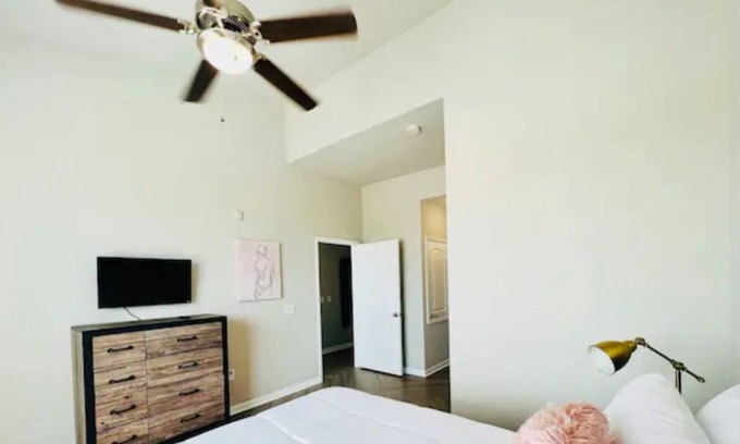 Pearland Apartment | Bubble Yum ~ Girl’s Getaway! Shopping!🛍 Dining!Resort Pool! 🏊♀️