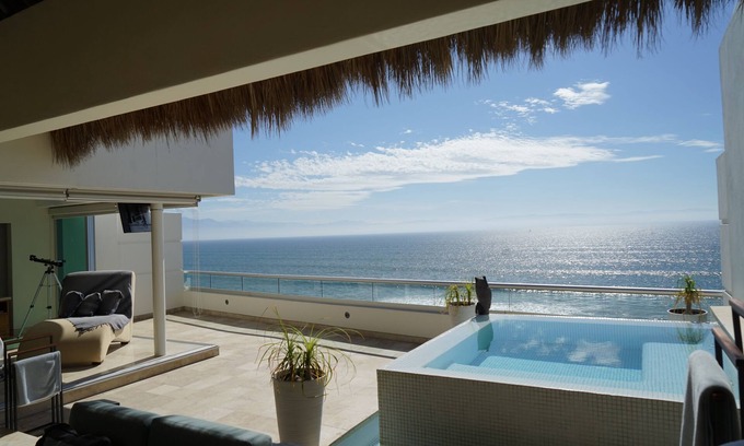 Bucerias Condo | Bucerias - Golden Zone - Beachfront Luxury Penthouse 6C, private dip pool.