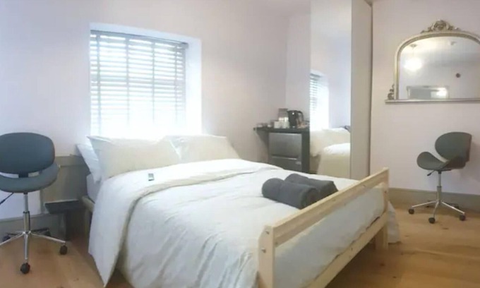 Burnley Apartment | Buck - En-suite Room in Canalside Guesthouse