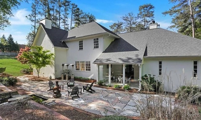 Tuxedo Park House | Buckhead Gallery house. An exclusive haven for discerning creatives.