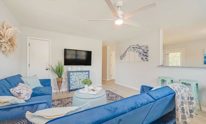 Hampton House | #Buckroe Bungalow ~Escape to the Beach 2mins Away!