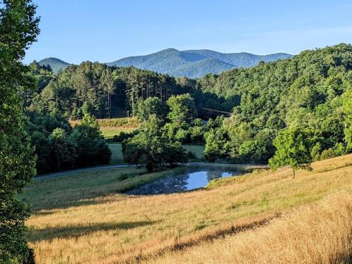 Warne House | Bucolic Mountain View Stargazing Sunsets Wildlife