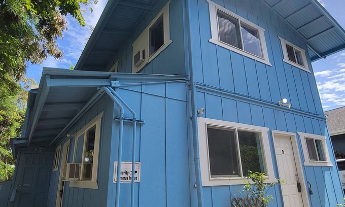 Wailuku Apartment | Budget Downtown Studio-D w/Queen Bed, Twin Love Seat AC, WIFI & 4 free Streamers