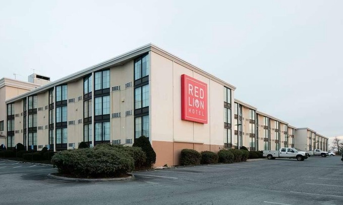 Harrisburg - Hershey House | Budget-friendly at Red Lion Hotel Harrisburg Hershey! Restaurant, Parking!