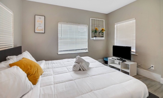 Ybor City House | Budget Friendly Historic Bungalow - 7 Bedrooms