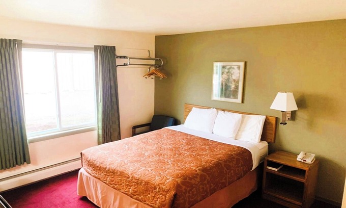 Staples Hotel | Budget Room Near Staples Dining – Perfect Rest Stop for Road Trippers