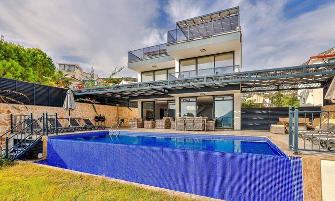 Kalkan Villa | Budget villa for 10, views, pool, table tennis, perfect central location