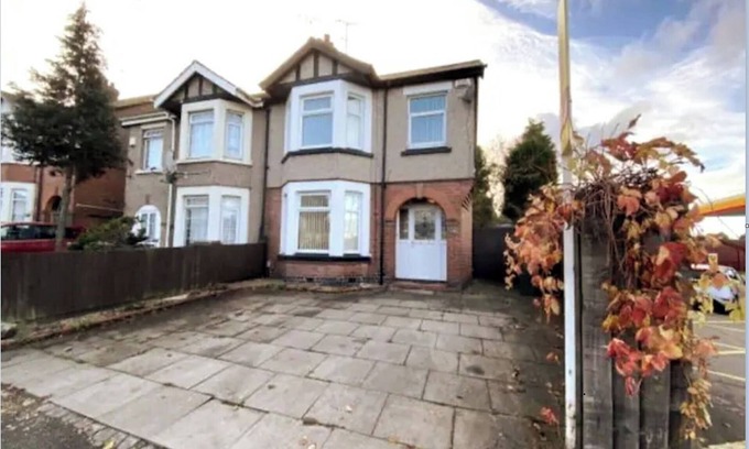 Holbrooks House | Budgeted Shared Residence near Coventry Building Society (CBS) Ricoh Arena & M6