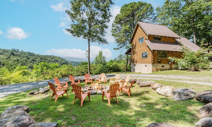Townsend Cabin | Budro's Bungalow (2-Bedroom Cabin) with Mountain view - Pets Allowed by RedAwning