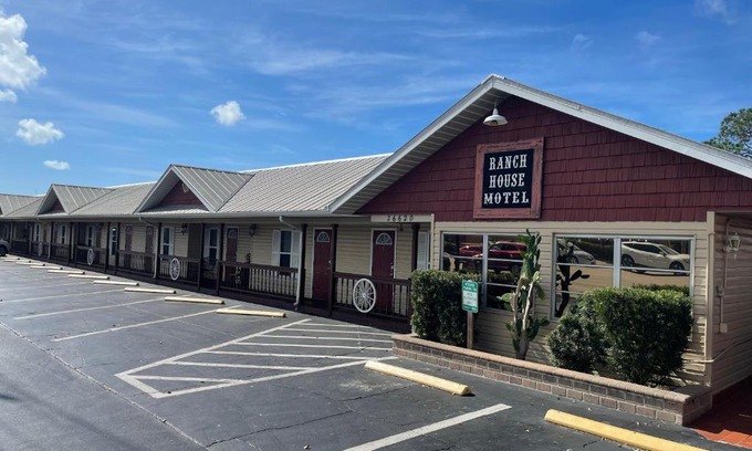 Bonita Springs Hotel | Buffalo Chip's Ranch House Motel