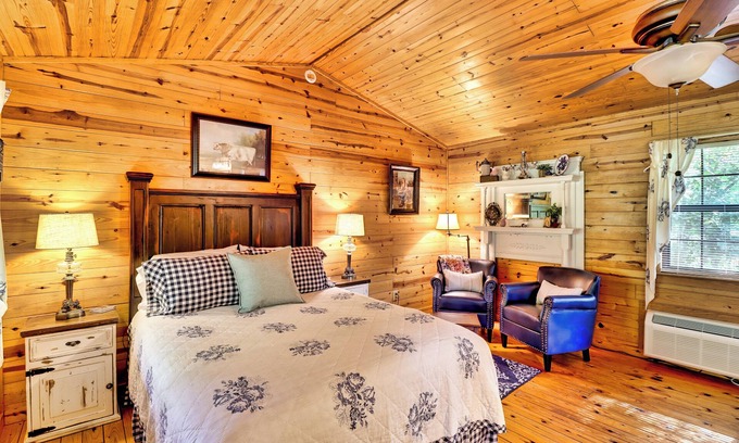 Harriet Cabin | Buffalo River Relaxation and Couple's refresh! Float. Swim, Fish, and Hike!