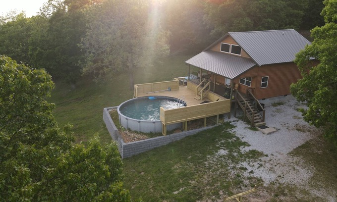 Compton Cabin | Buffalo River Rocky Ridge Cabin- Pool and HOT TUB