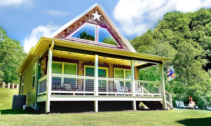 Marshall Cabin | Built NEW! WNC Mountain Cabin-Near Asheville & I-26, Fast Wifi!