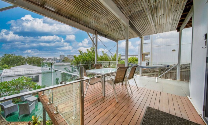 Bulimba Apartment | Bulimba Guest House close to transport and Oxford st