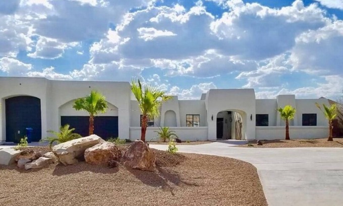 Bullhead City House | Bullhead oasis! Enjoy putt putt, view, pool & heated spa!