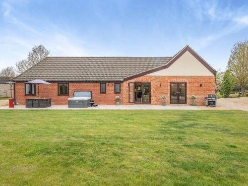 East Dereham House | Bumble Bee Farm