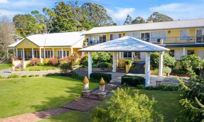 Bundanoon Cabin | Bundanoon Lodge - Stay at this beautiful property where you and your family and friends can enjoy quality time in the NSW Southern Highlands