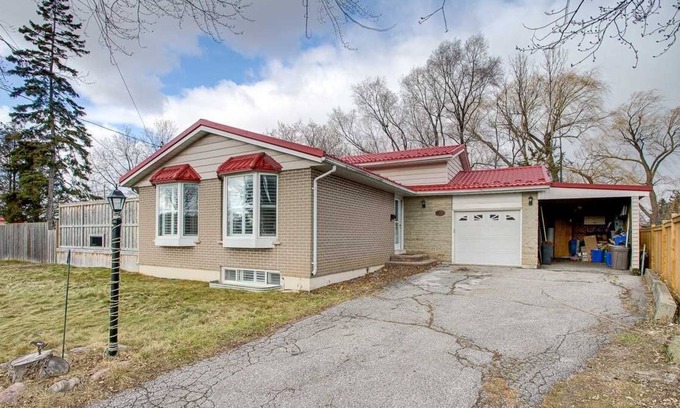 Pickering House | Bungalow with cozy 4 bedrooms on a Large property Lot ! Late check-out