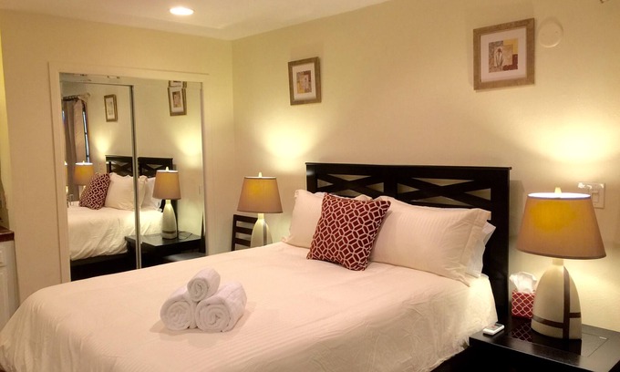 Burbank Apartment | Burbank Hills Studio New with Views of City Lights!