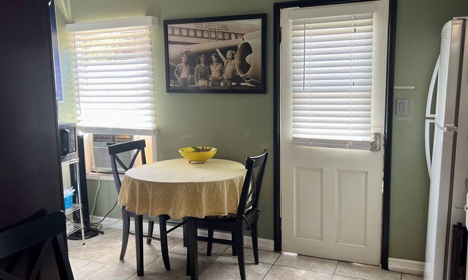 Burbank Cottage | Burbank QUIET & CLEAN & Private By Warner Brothers & NY Film Academy - Pet OK