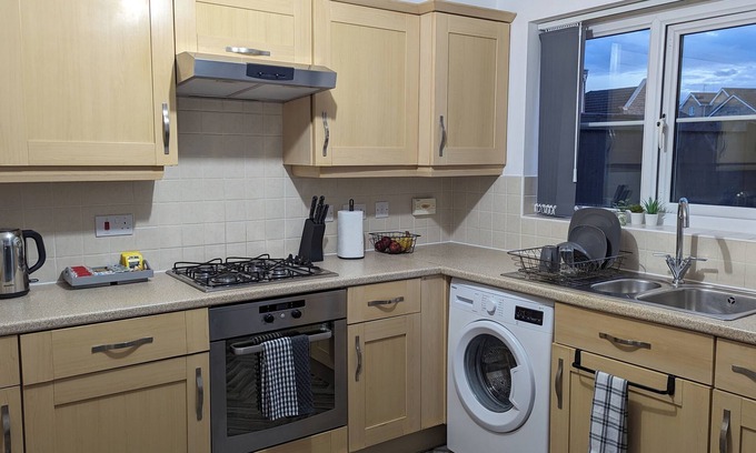 Burnley House | Burnley Entire House 4-bedrooms-sleeps 6-driveway