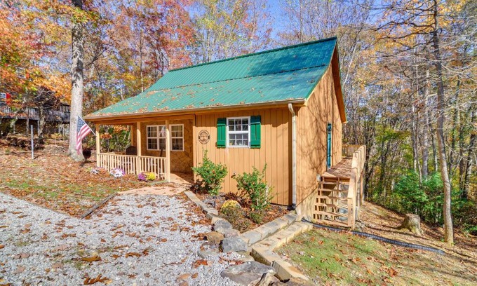 Sloans Valley House | Burnside Resort Cabin with Hot Tub and Outdoor Spots!