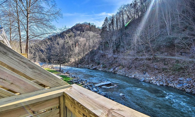 Burnsville Apartment | Burnsville Apt w/ River View - 10 Mi to Hiking!