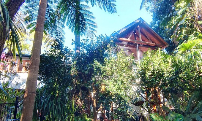 Baulkham Hills House | Bush retreat on the street. 30 mins Bus to city